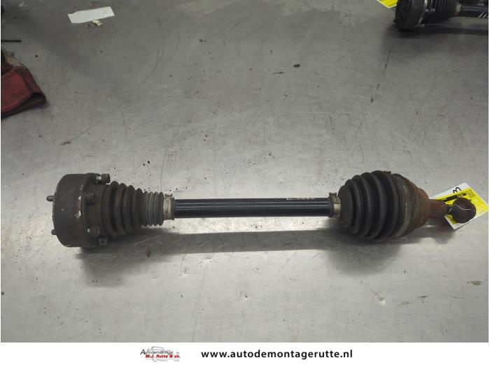 Gebruikte Aandrijfas links-voor Volkswagen Golf O206916