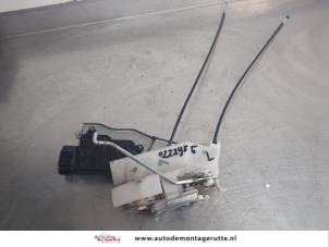 O206982 Gebruikte deurslot mechaniek 2deurs links Nissan Pixo