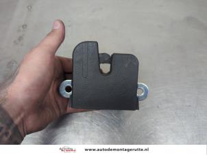 O207085 Gebruikte achterklep slotmechaniek Volkswagen Golf