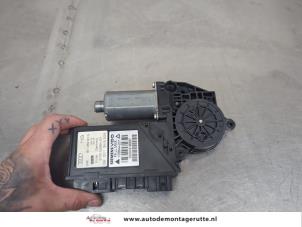 O207089 Gebruikte raammotor portier Audi A4