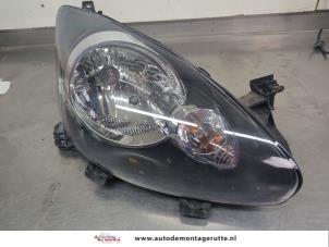 O207092 Gebruikte rechter koplamp Toyota Aygo