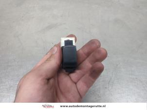 O207098 Gebruikte elektrisch raam schakelaar Nissan Pixo