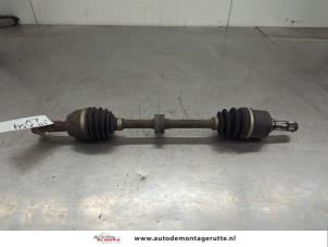 O207137 Gebruikte aandrijfas links-voor Mazda 2