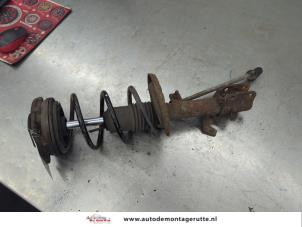 O207148 Gebruikte mac phersonpoot links-voor Nissan Note