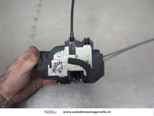 O207269 Gebruikte deurslot mechaniek 4deurs rechts-voor Nissan Qashqai