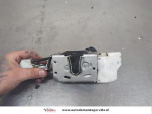 O207412 Gebruikte deurslot mechaniek 2deurs links Volkswagen Fox
