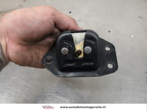 O207413 Gebruikte slotvanger achterklep Nissan Note