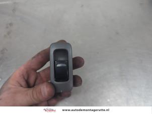 O207477 Gebruikte schakelaar elektrisch raam Suzuki Ignis