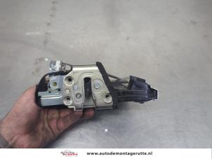 O207485 Gebruikte portierslot mechaniek 2deurs links Suzuki Swift