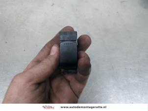 O207486 Gebruikte schakelaar elektrisch raam Suzuki Swift