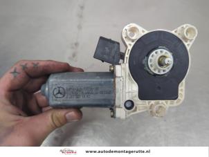 O207526 Gebruikte raammotor portier Mercedes C-Klasse