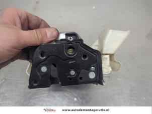 O207573 Gebruikte deurslot mechaniek 4deurs links-voor Audi A4