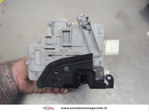 O207574 Gebruikte portierslot mechaniek 4deurs links-achter Audi A4