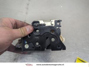 O207576 Gebruikte portierslot mechaniek 4deurs rechts-voor Audi A4