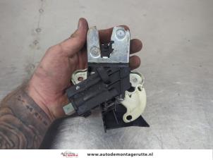 O207561 Gebruikte slotvanger achterklep Volkswagen Eos
