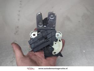 O207588 Gebruikte achterklep slotvanger Audi A4