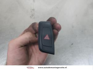 O207589 Gebruikte paniekverlichtings schakelaar Audi A4