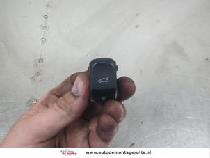 O207590 Gebruikte schakelaar achterklep Audi A4