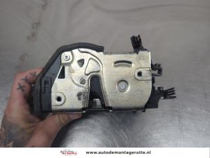 O207635 Gebruikte deurslot mechaniek 4deurs rechts-achter BMW 3-Serie