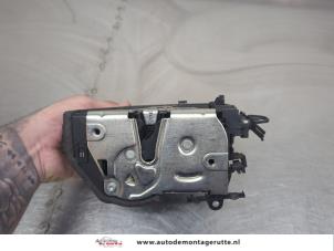 O207636 Gebruikte deurslot mechaniek 4deurs links-achter BMW 3-Serie