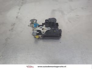 O207758 Gebruikte slotmechaniek portier 4deurs links-voor Chevrolet Aveo