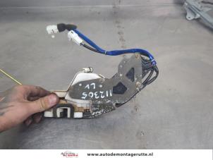 O207799 Gebruikte slotmechaniek portier 4deurs links-voor Suzuki Wagon R+