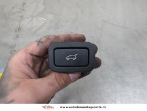 O207874 Gebruikte schakelaar achterklep Landrover Range Rover