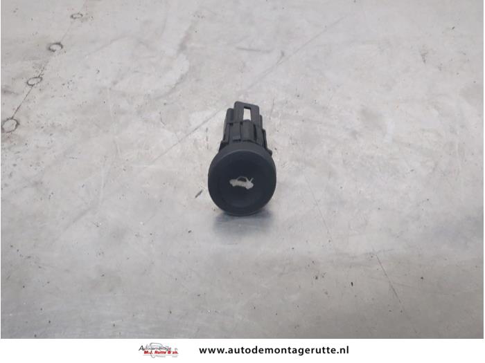 Gebruikte Schakelaar achterklep Ford Fiesta O207943