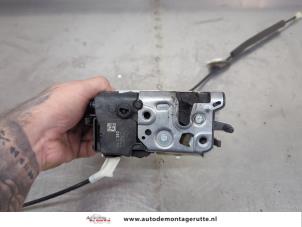 O207969 Gebruikte deurslot mechaniek 4deurs rechts-voor Peugeot 5008