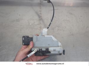 O207974 Gebruikte deurslot mechaniek 4deurs links-achter Peugeot 5008