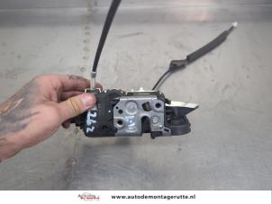 O207977 Gebruikte deurslot mechaniek 4deurs links-voor Peugeot 5008