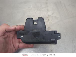 O207990 Gebruikte achterklep slotmechaniek Peugeot 307