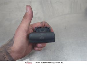 O208000 Gebruikte handrem schakelaar Peugeot 5008