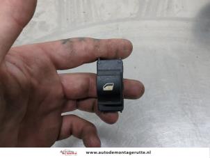 O208004 Gebruikte ruit schakelaar elektrisch Peugeot 5008