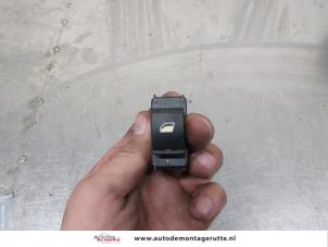 O208005 Gebruikte ruit schakelaar elektrisch Peugeot 5008