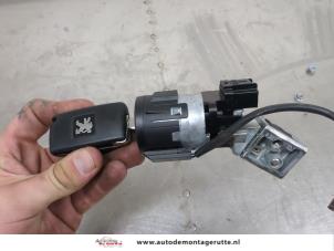 O208007 Gebruikte sleutel+contactslot Peugeot 5008