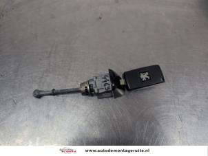O208008 Gebruikte cilinderslot portier links Peugeot 5008