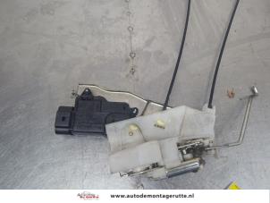 O208015 Gebruikte portierslot mechaniek 4deurs links-voor Suzuki Alto
