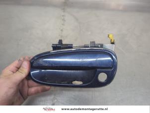 O208024 Gebruikte portiergreep 4deurs links-voor Hyundai Matrix