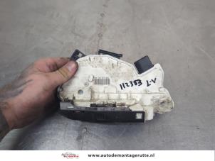 O208051 Gebruikte portierslot mechaniek 4deurs links-voor Seat Ibiza