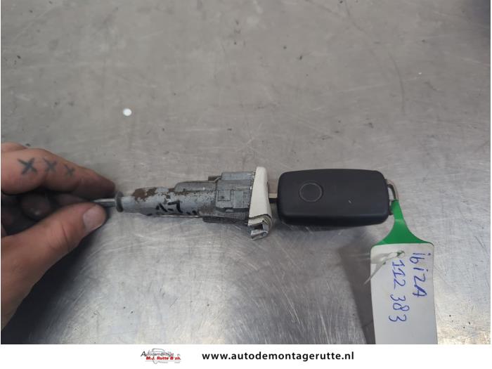 Gebruikte Portierslot Cilinder links Seat Ibiza O208065