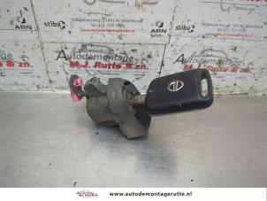 O208083 Gebruikte portierslot cilinder links Nissan Micra