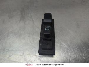 O208281 Gebruikte schakelaar elektrisch raam Suzuki Alto