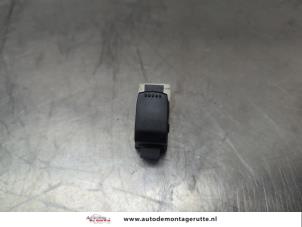 O208282 Gebruikte schakelaar elektrisch raam Suzuki Alto