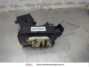 O208324 Gebruikte portierslot mechaniek 2deurs links Citroen C3