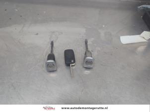 O208381 Gebruikte deurslot cilinder links Audi TT