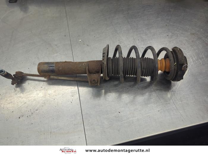 Gebruikte Veerpoot links-voor Volkswagen Golf O208416