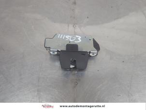 O208404 Gebruikte slotmechaniek achterklep Peugeot 208