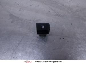 O208410 Gebruikte centrale deurvergrendeling schakelaar Peugeot 208