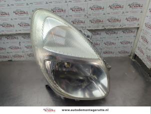 O208520 Gebruikte rechter koplamp Daihatsu Sirion